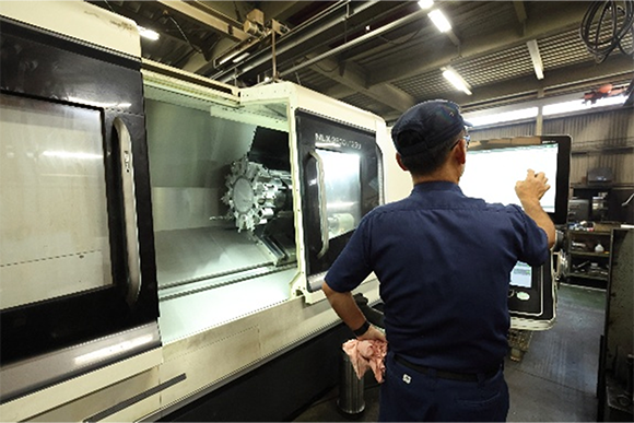 NC旋盤で加工する前田社長